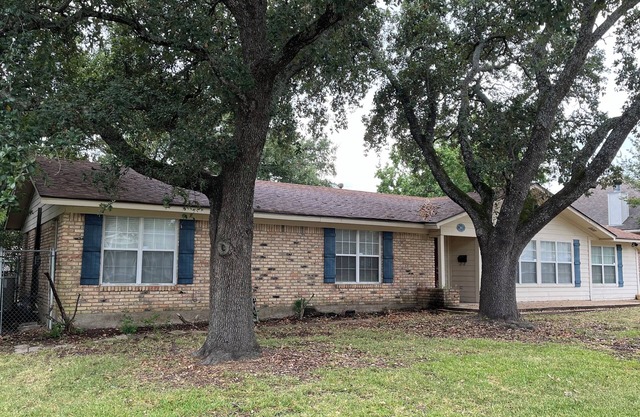 The Ranger House, 5 minutes to TAMU campus, quiet street, large fenced backyard