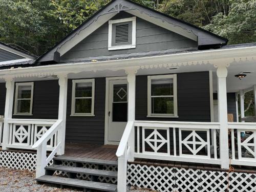 The Renovated Farmhouse at Seneca Rocks