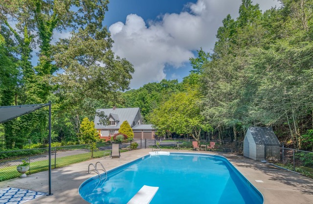 The Resort, Cabin, forest, 6 acres, private swimming pool, pickleball