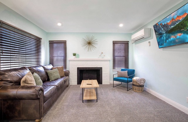 The Restful Retreat: King & Queen, large yard & covered deck, pet friendly!
