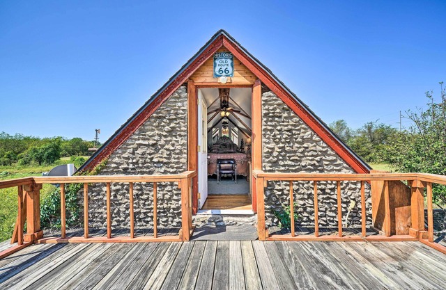 'The Rockhouse Cottage' with Deck on Tulsa Farm!