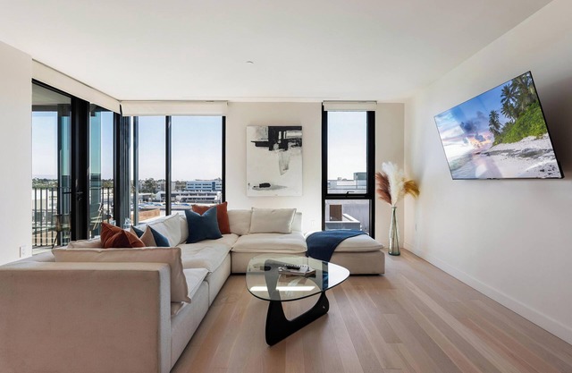 The Rose Quartz Luxe Condo Rooftop Pool & Sauna Steps to 3rd Street Promenade