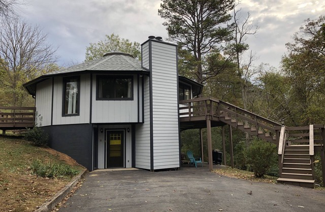 The "Round House" provides modern country living with easy city access!