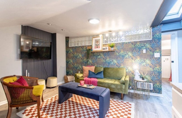 The Roxy: Short/Long Term Stay | Park Off-St Free