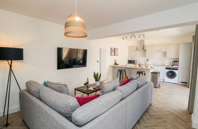 THE SALTHOUSE APARTMENT 1, pet friendly, with a garden in Scarborough