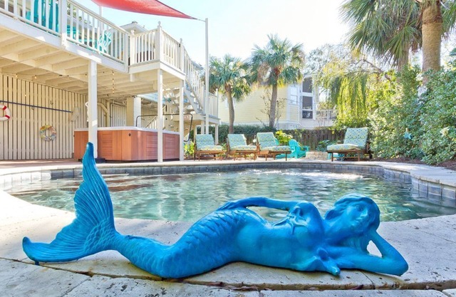 The Salty Mermaid Cottage: PRIVATE Pool + Hot Tub + Walk to Beach- Sleeps 8