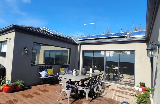 The Sanctuary Escape- sleeps 12 - four mins from hot spa, wineries, beach