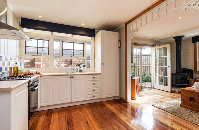 The Sandpiper - 250m from the bay beach. - Romantic Cottage Escape