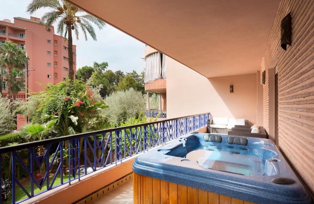 The Sapphire Apartment with Private Swimming Pool & Hot Tub - Hivernage Quarter - By Goldex Marrakech