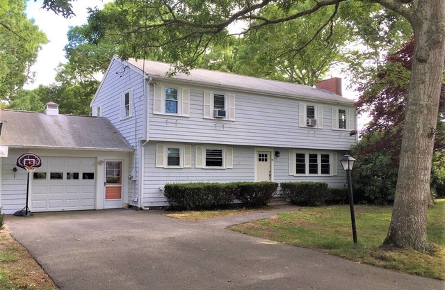 The Seabreeze Manor - a beach getaway, perfect for groups or several families!