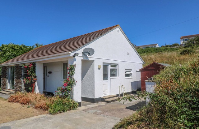 THE SHACK, pet friendly, country holiday cottage in Newquay