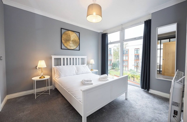 The Sharston- Close To Airport- Free Secure Parking