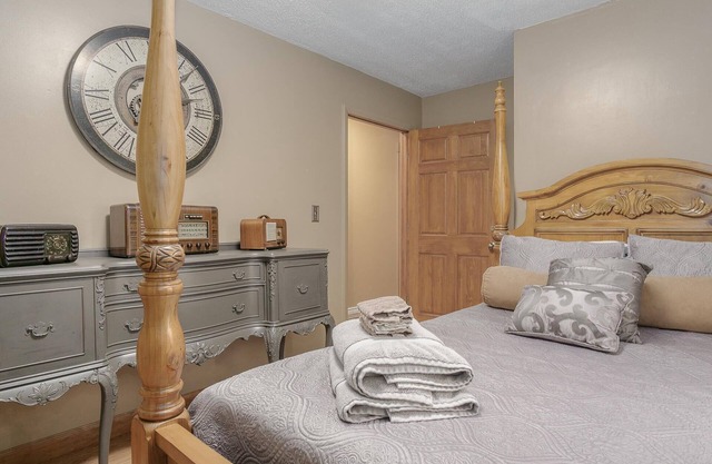 The Shore Line Room at Newaygo Bed & Breakfast