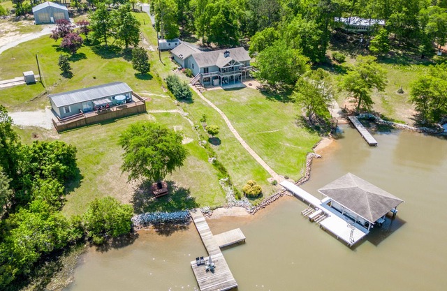 The Sinclair House is a 3bd/2bth, Sleeps 9, Waterfront, Dock + Boat Ramp!