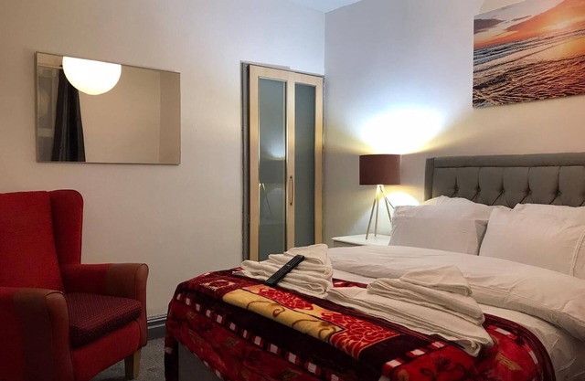 The Skipton Villa - 4 bedrooms with 4 double beds - sleep 8