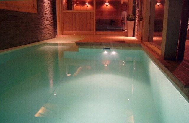 The slopes: Large cottage, pool, spa, sauna.