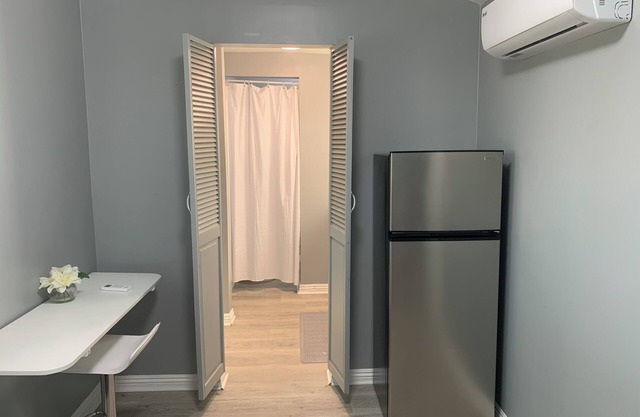 The Small Sandalwood -"Sandalito"· Private Suite, curated for comfort & privacy.