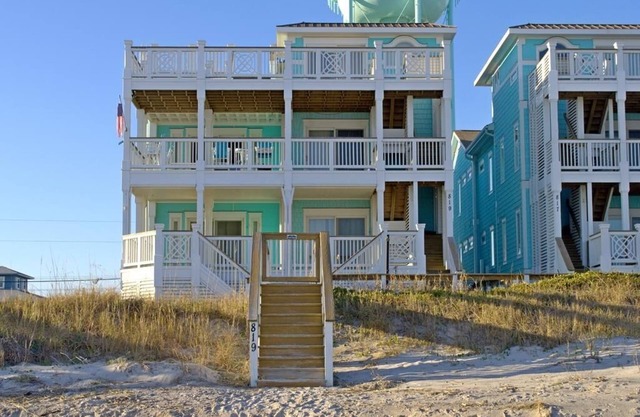 The Snoozer - Gorgeous Oceanfront Home right on the beach!