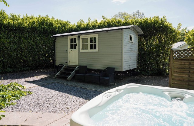 THE SNUG, luxury holiday cottage, with hot tub in Longtown