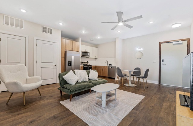 The Southern Serenade Suite: 1-Bedroom 1-Bath with Pool! 1 mile from Broadway