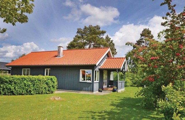 The spacious and well-maintained cottage is situated on a beautiful plot with tall trees.