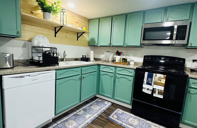 The “Specchio”; 2 Queen beds-2 bath, family Apt, WiFi, AC, pet friendly, firepit