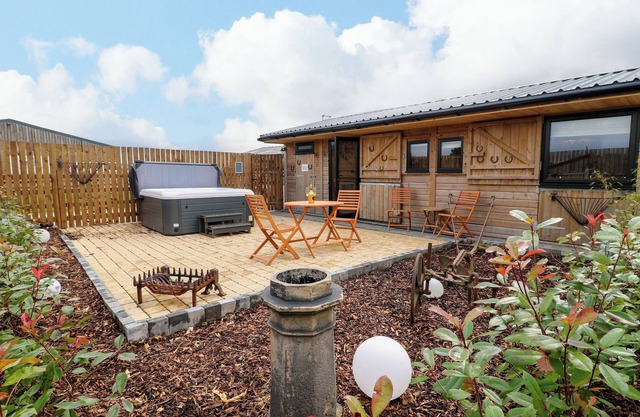 THE STABLE, romantic, character holiday cottage in Church Broughton