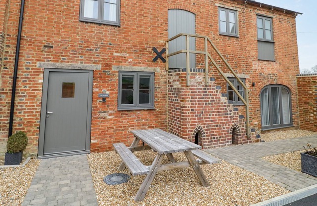 THE STABLES, family friendly, character holiday cottage in Crick