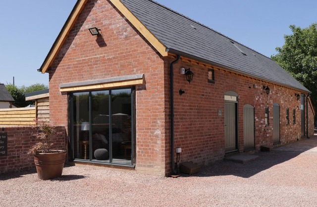 THE STABLES, pet friendly, with hot tub in Hereford
