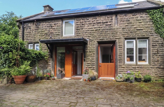 THE STABLES, pet friendly, with a garden in Trawden