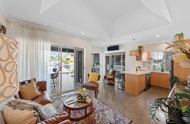 The Summer Home! 2Bed/2Bath/1Car/Balcony ~ Bulimba