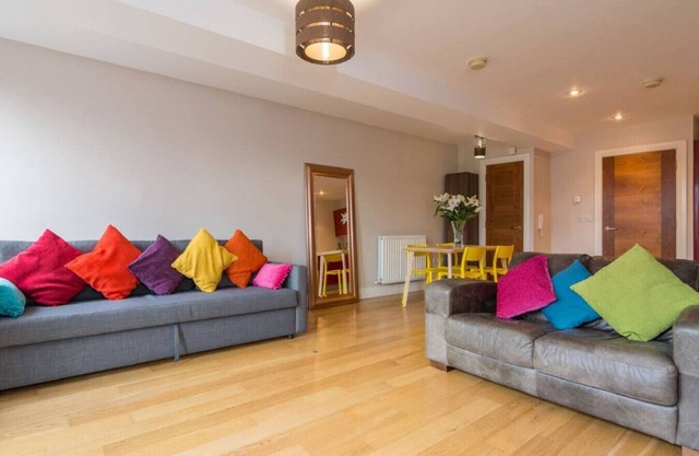 The Sunflower Central Belfast Apartment | Sleeps 4 | Steps from Cathedral Quarter