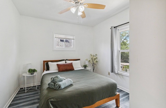 The Sunny Nook- The Sunroom APT West CLE