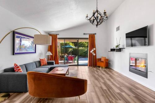 The Sunset House Pool & Spa