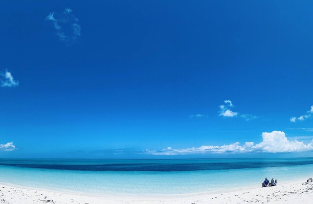 The Flamingo House, Open & Breezy Island Home, Minutes From the Beach