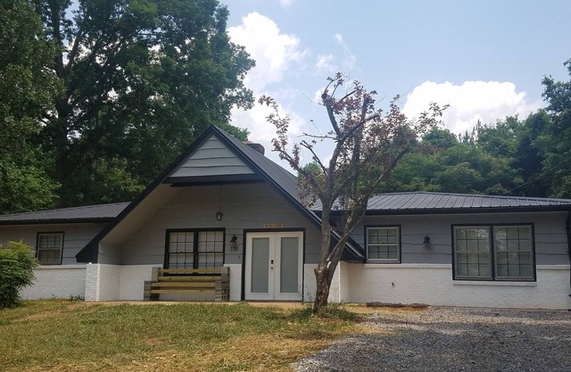 The Tin Roof 4bd, 1.5bthnConveniently located in Forest City near 74 bypass