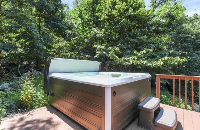 The Trillium Cabin | Hot Tub, Games, Views, & More