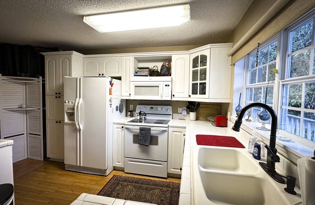 The Vera - 1 BD/1BA Furnished Apartment - Near Lake and Bike Trails, Mercer Univ