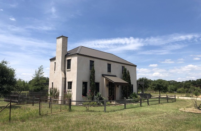 The Villa at Spotted Sheep Farms - 8 Acres, 3 miles to downtown, close to wine!