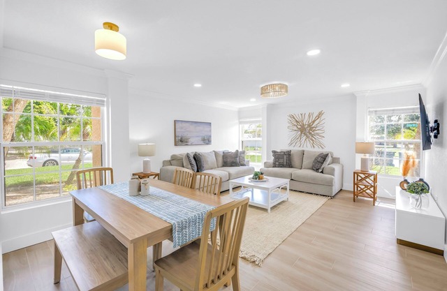 The Village Breeze 8BR with heated Pool, near Beach, 250ft to Siesta Key Village!
