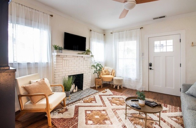 The Vinyl - Near UAB & DT - Full of charm and eclectic decor w/front porch and fire table