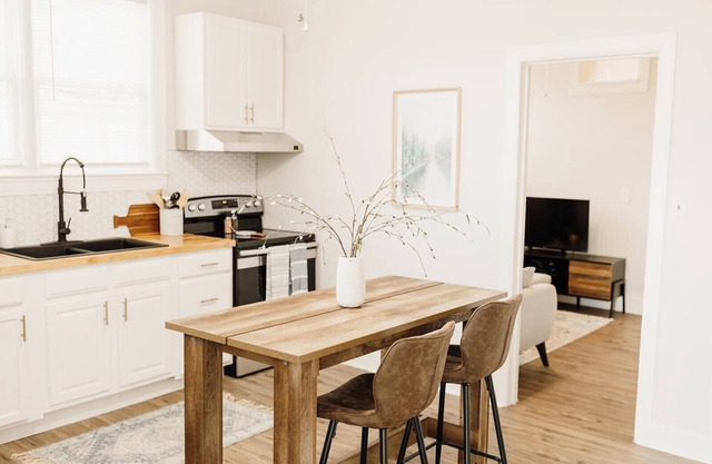 The Walton House #3, A beautifully furnished cottage in the heart of Lexington
