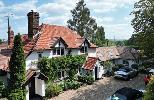 The West Wing – A Luxurious Country Escape Near Brighton, with Hot Tub & Pool
