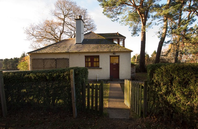 THE WHITE COTTAGE, family friendly, with open fire in Lhanbryde