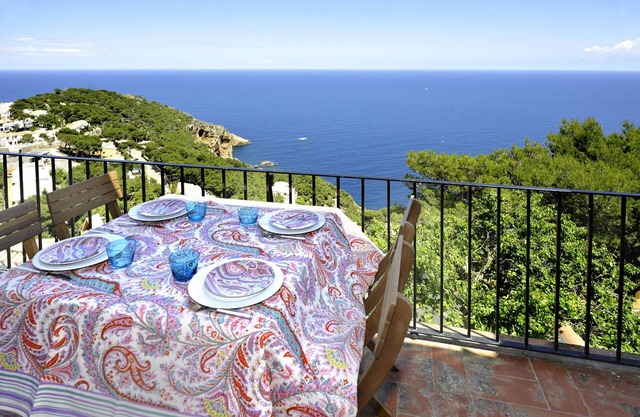 THE WHITE HOUSE IN BEGUR WITH SEA VIEWS & SWIMING POOL
