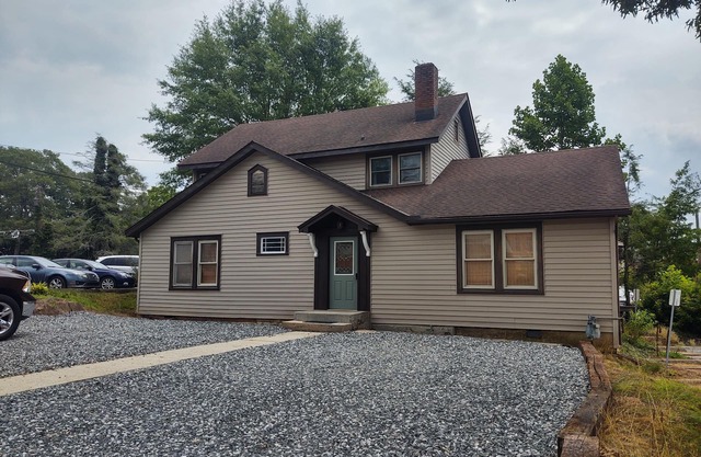 "The White Squirrels Townhouse" -step out to Main St.!
