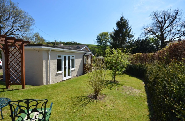 The Willows - a bungalow that sleeps 2 guests in 1 bedroom