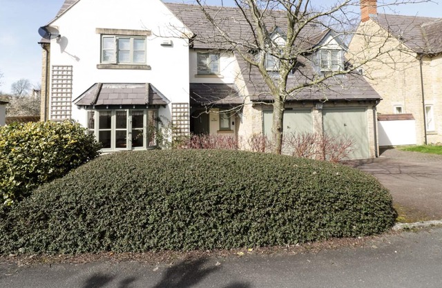 THE WILLOWS, pet friendly, with a garden in Tredington