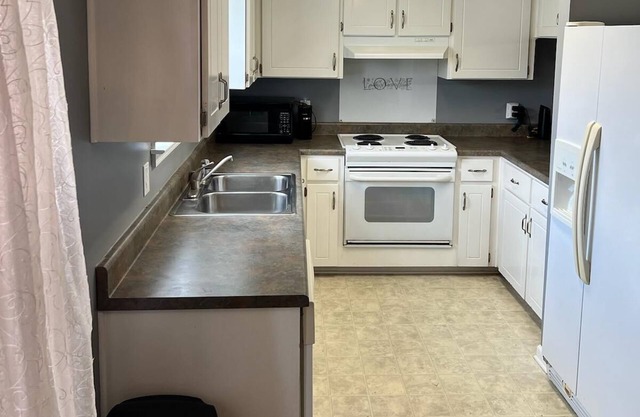 The Wiregrass Home is a 3 bedroom 2 bathroom home that sleeps up to 6 people!