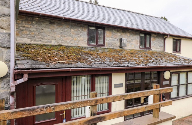 THE WOODMAN, pet friendly, character holiday cottage in Rhayader